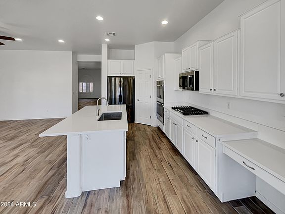 5th image of 434 W REMINGTON Drive