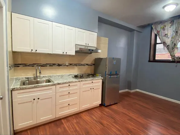 252 Irving Avenue image 1 of 7