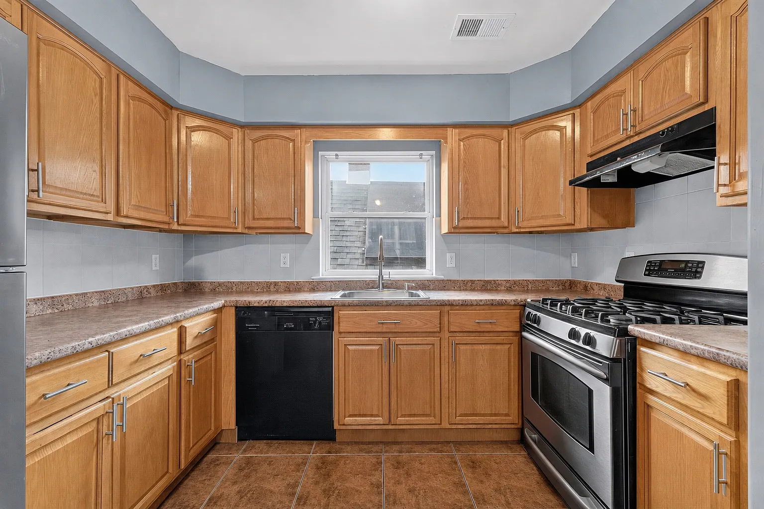 3 bed, $2,600 — Photo 2