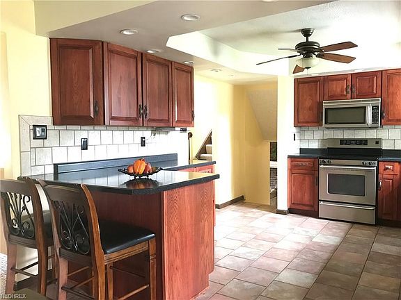3rd image of 697 Sanderson Ave
