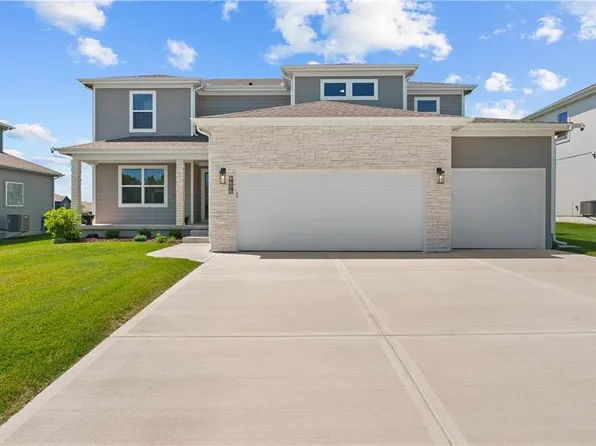 1717 SW Hightown Dr, Lees Summit, MO 64082