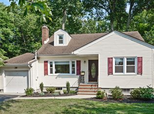 39 Hampton Ter, Livingston, NJ 07039