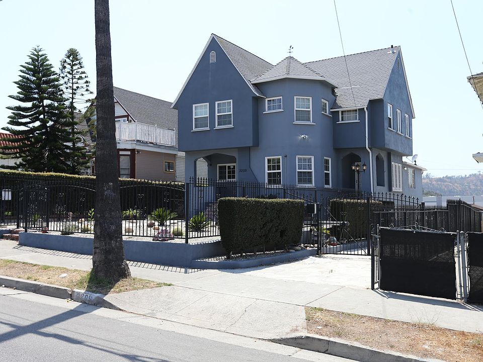 Picture of front of the house.