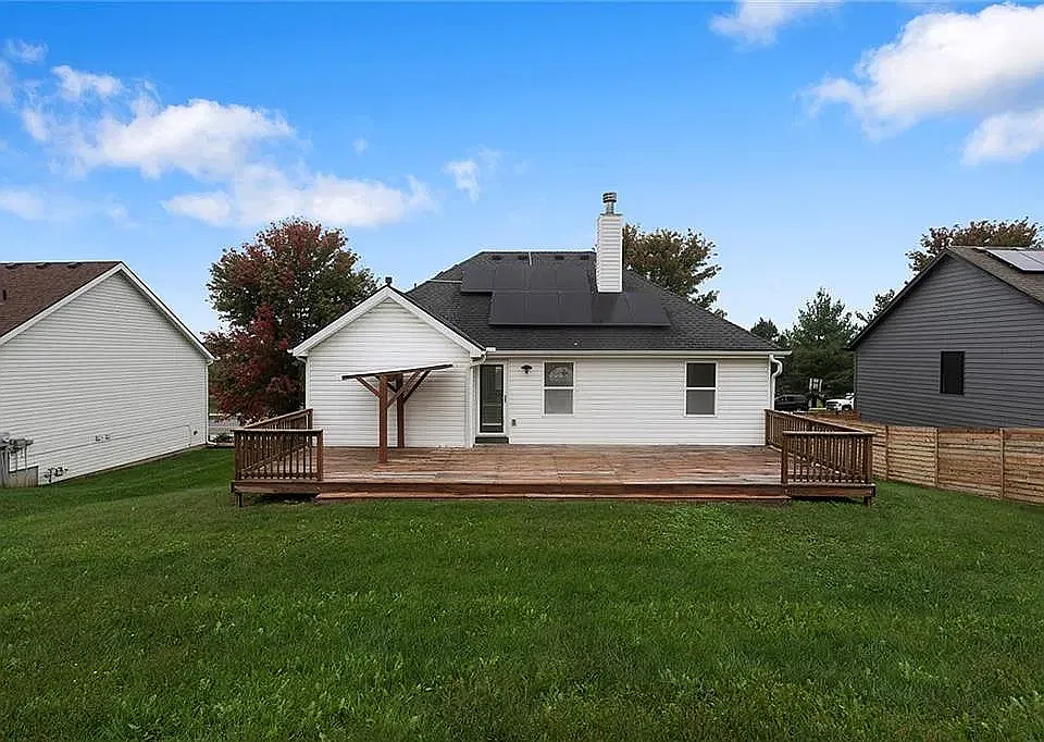 3 bed, 1858 sqft, $2,450 — Photo 2