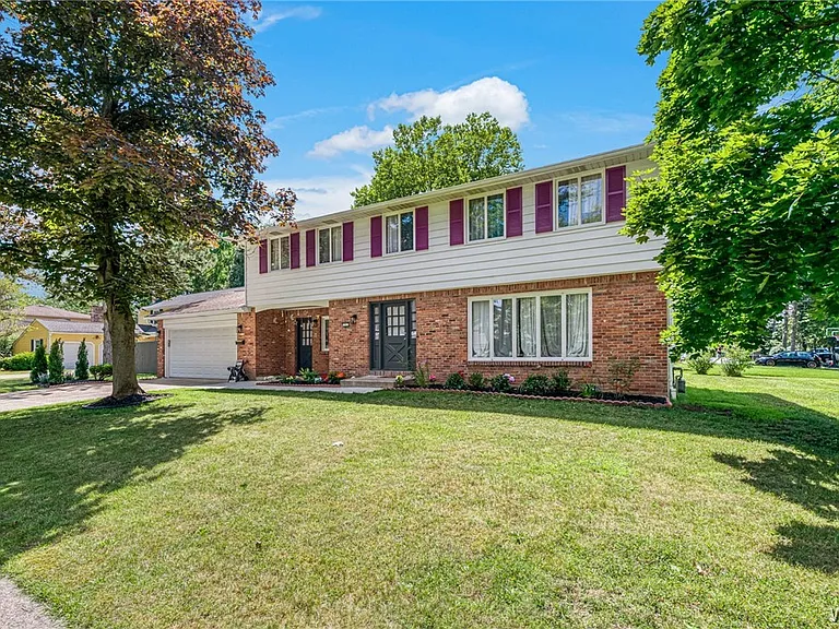 71 Chaumont Dr — Photo 2