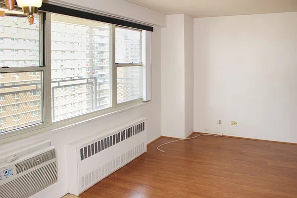 Sold by Thomas Lipovetsky, LREB | media 3