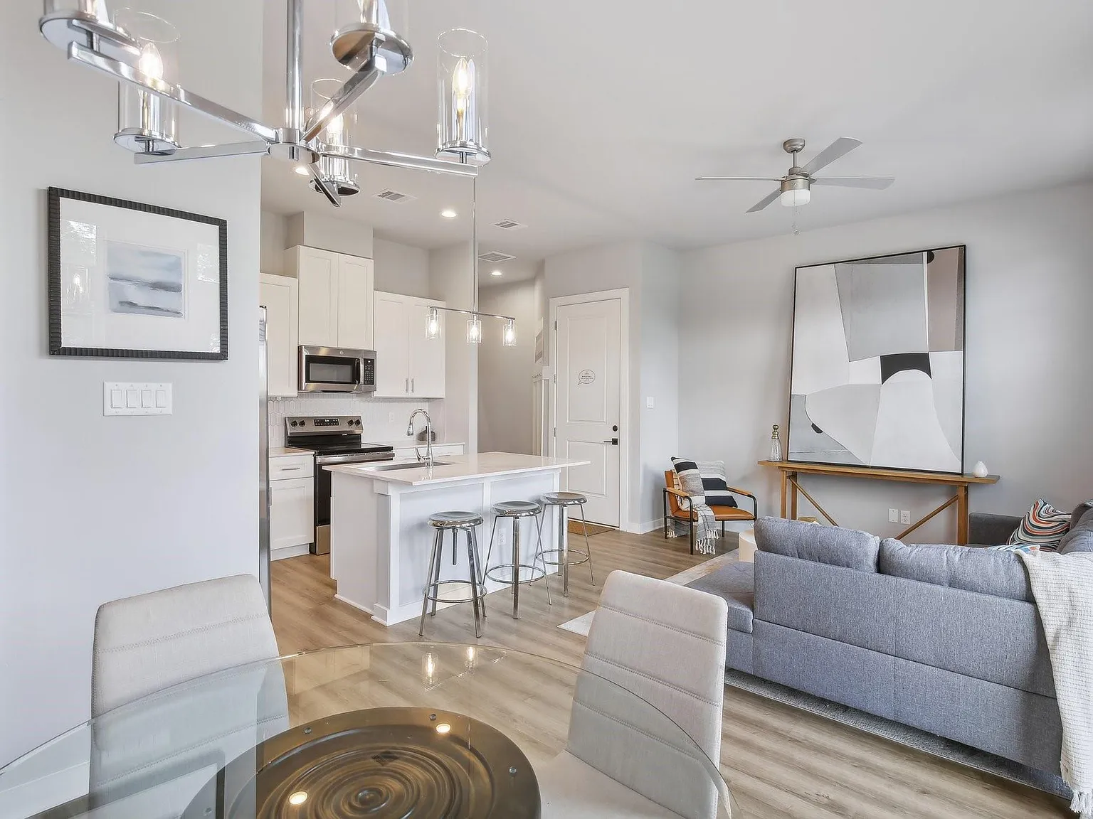 3 bed, 2.5 bath, 1500 sqft, $2,050 — Photo 2
