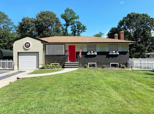 10 Ellen Pl, Kings Park, NY 11754