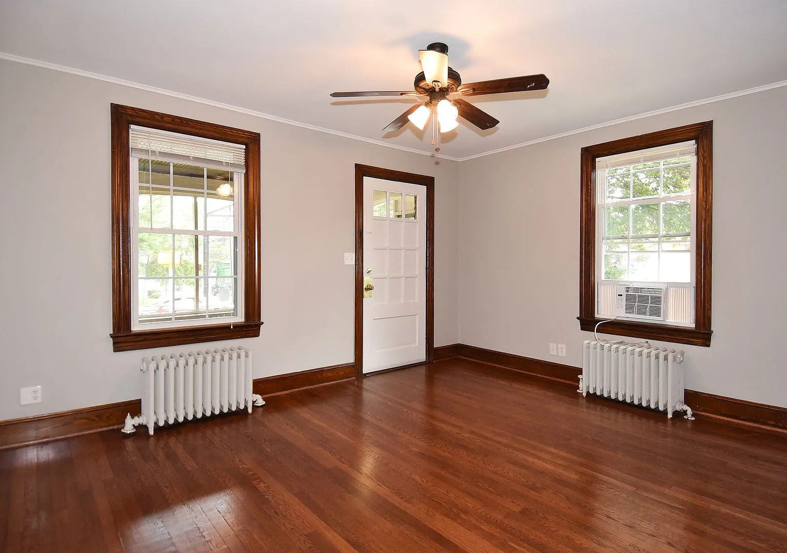 Experience the perfect combination of charm, style, and convenience in the highly desirable Auror... — Photo 3