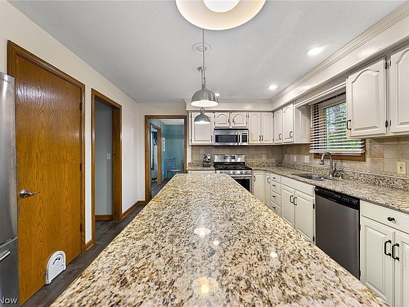 3rd image of 510 Stoneybrook Ln