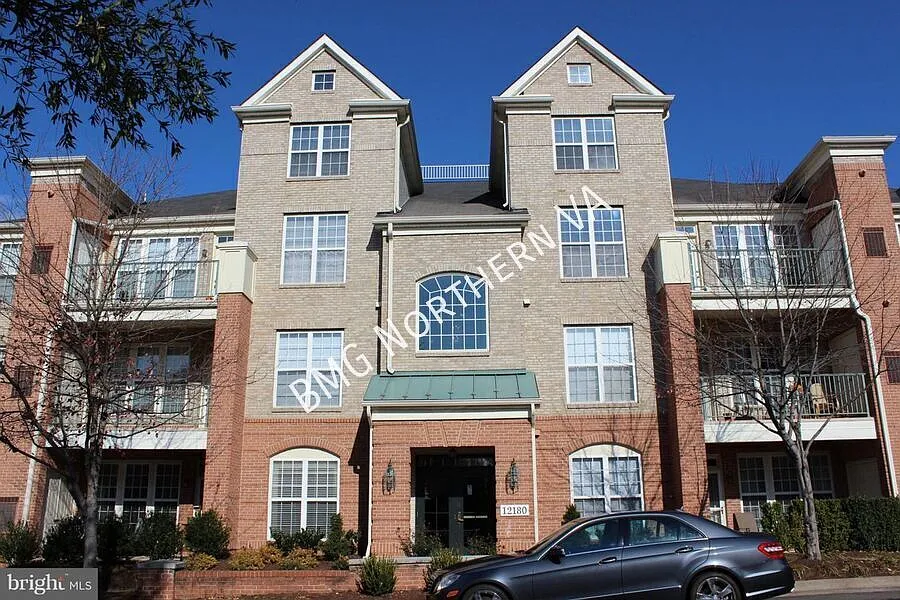 Charming 2 BR / 2 BA Condo Just 2 Blocks From Reston Town Center — Photo 2