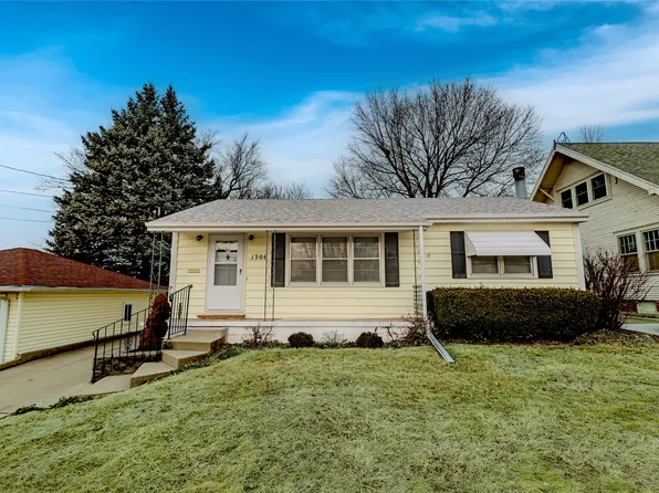 1306 Ridgeway Dr, Newton, IA 50208