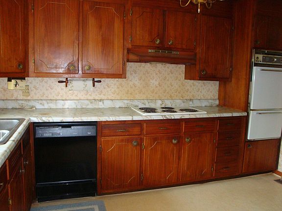 Kitchen view, all appliances remain