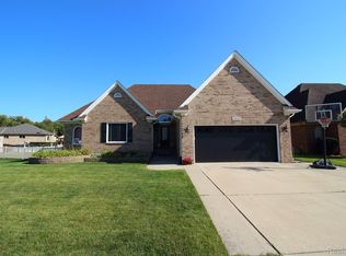 49284 Berkshire Dr, Chesterfield, MI 48047
