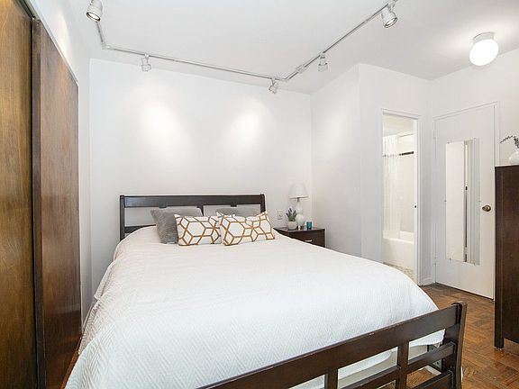 4th image of 30 W 60th St APT 11N