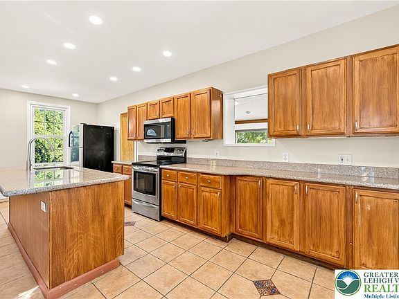 5th image of 1740 Butztown Rd