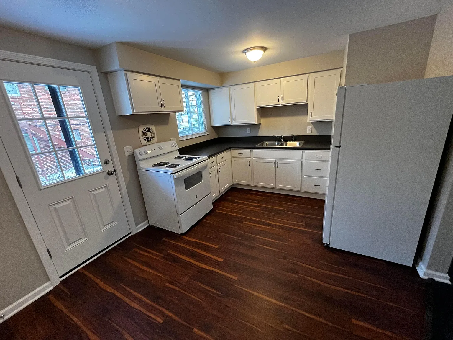 2 bed, 1.0 bath, 4941 sqft, $975 — Photo 3