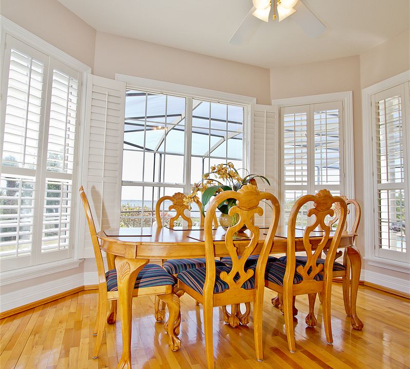 Eat-in Kitchen with a View!4