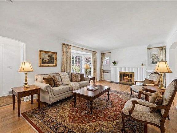 3rd image of 241 Southcote Rd
