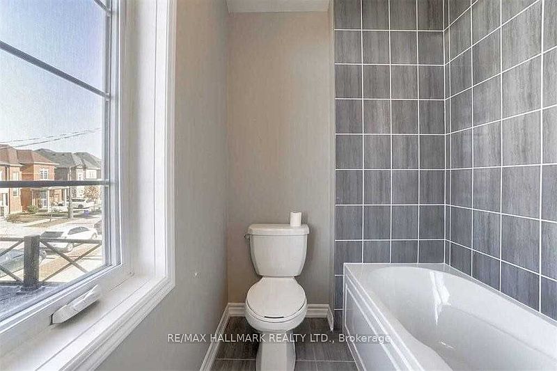 Oakville Townhouse for rent - 4 Bedrooms — photo 22