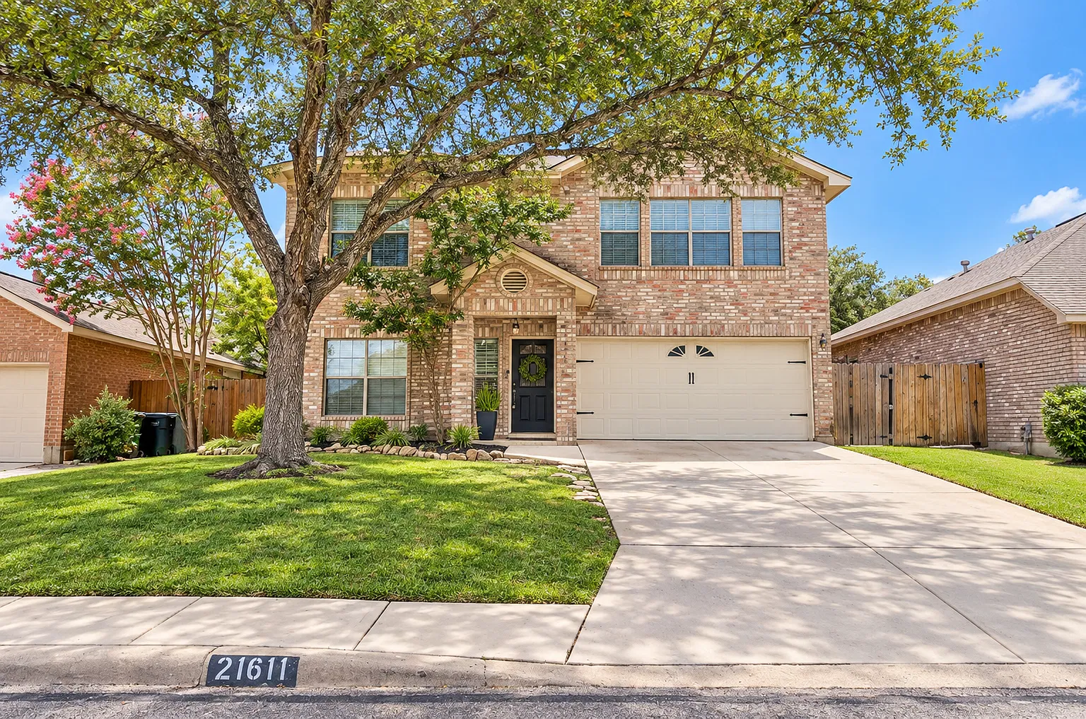 3 bed, 2.5 bath, 2214 sqft, $2,200 — Photo 1