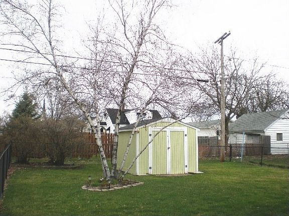 Large Fenced Back Yard with shed!