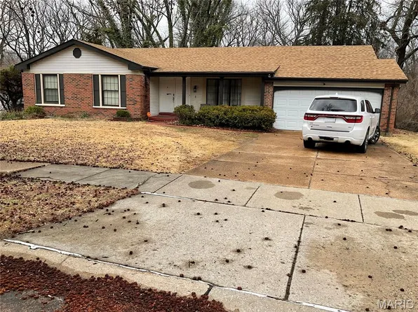 6547 Lake Paddock Dr, Florissant, MO 63033