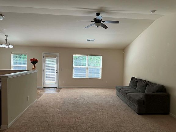 4th image of 2614 Honeysuckle Dr