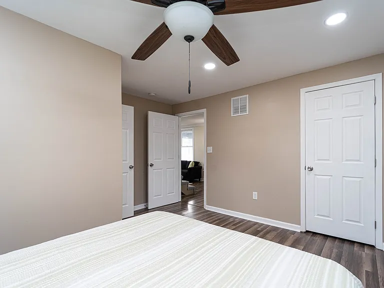 8033 Edgewater Ave — Photo 24