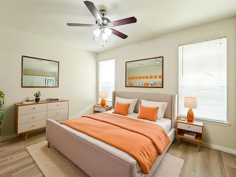 502 Gregory Ct — Photo 3
