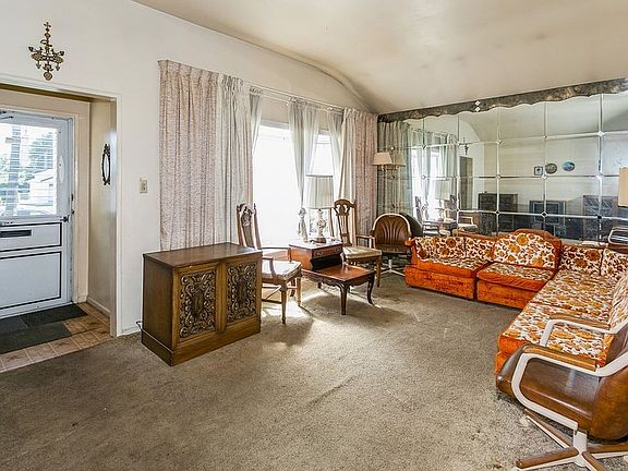 4th image of 10417 Avenue
