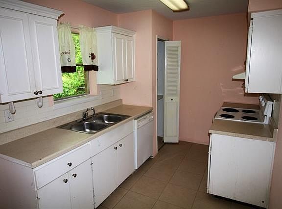 5th image of 3822 Cambridge Dr
