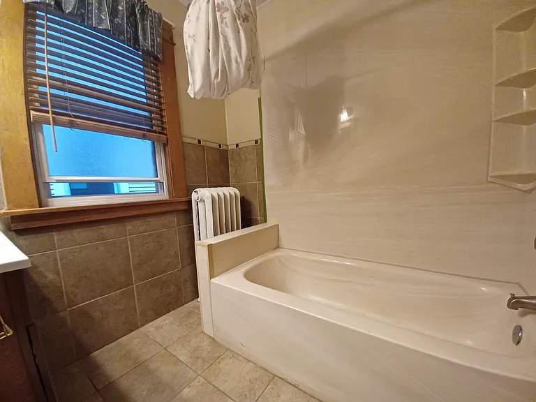 1180 Charles Ave — Photo 10