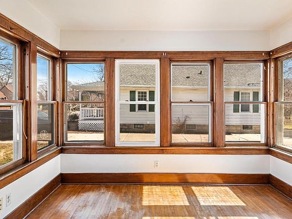 2nd image of 425 Howard Street