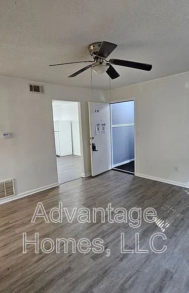 702 N 70th St — Photo 9