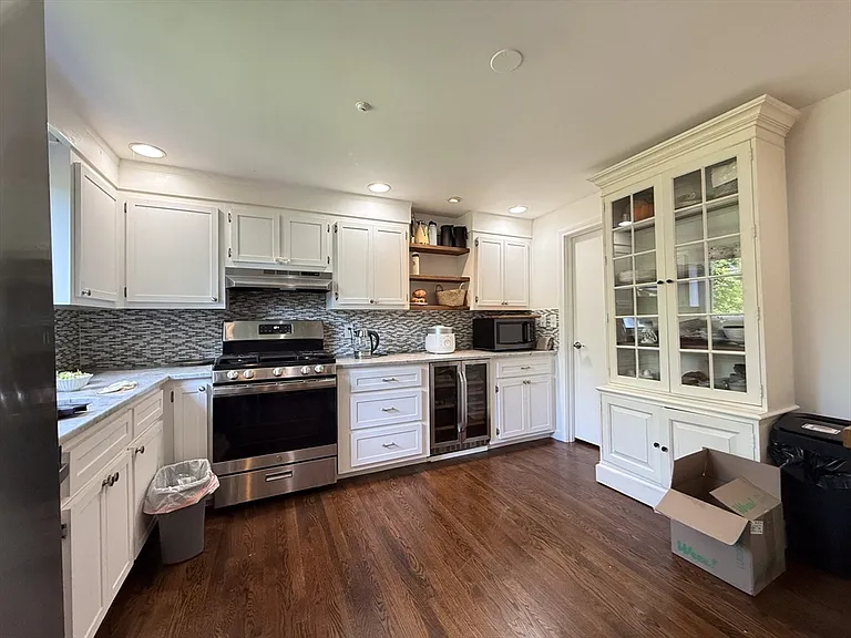 26 Hammond Pond Pkwy #0 — Photo 4