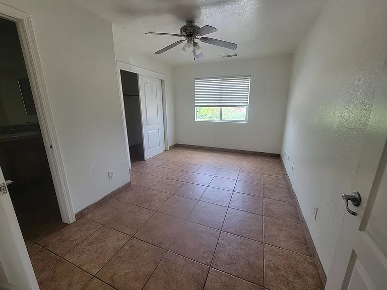 460 Oswell St — Photo 8