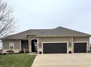 704 Indian Trail Ct, Smithville, MO 64089