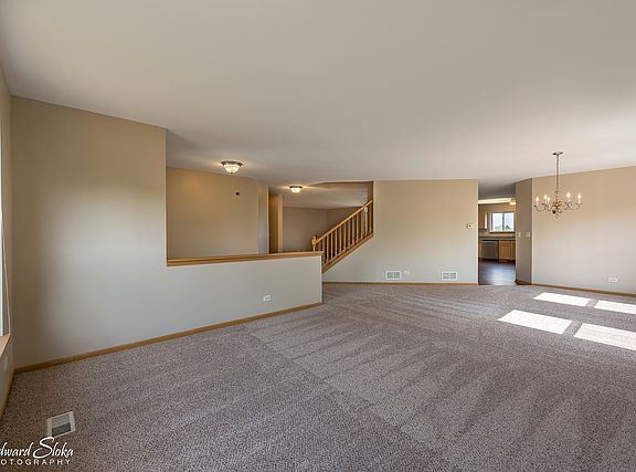 3rd image of 487 Spring Dr