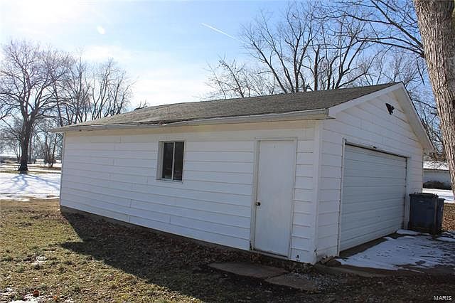 2nd image of 219 W Main St