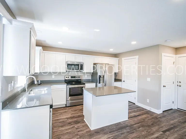 1007 Warren St — Photo 2