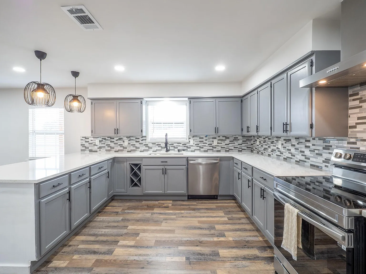 3 bed, 2.0 bath, 1683 sqft, $2,200 — Photo 3