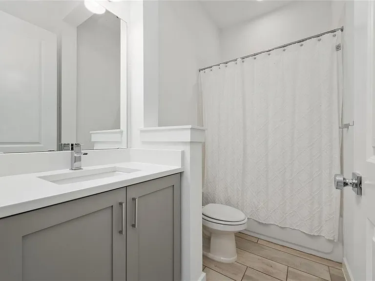 8664 Dubochet St — Photo 25