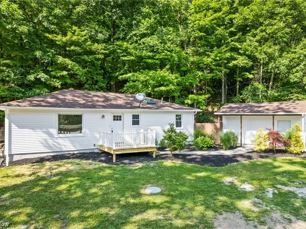 73 Center Rd, Hinckley, OH 44233