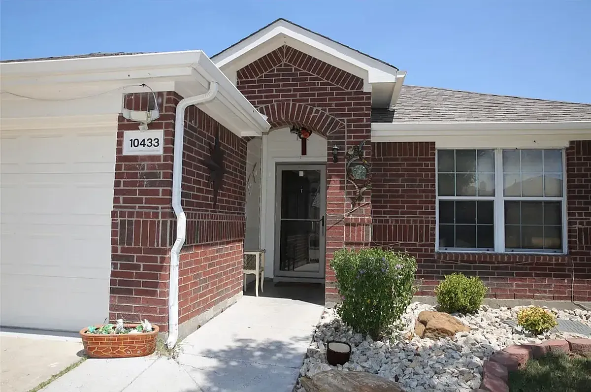 3 bed, 1842 sqft, $2,300 — Photo 2