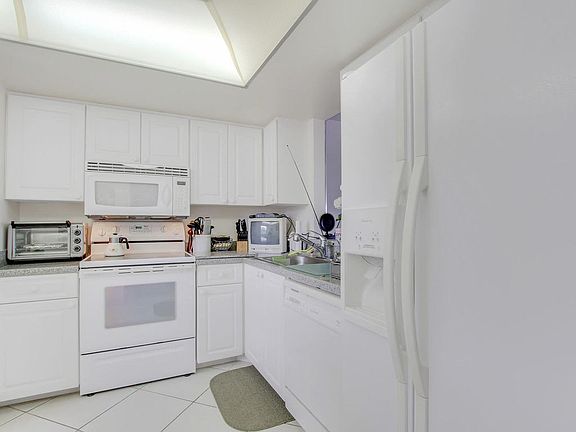 4th image of 24 Abbey Ln APT 402