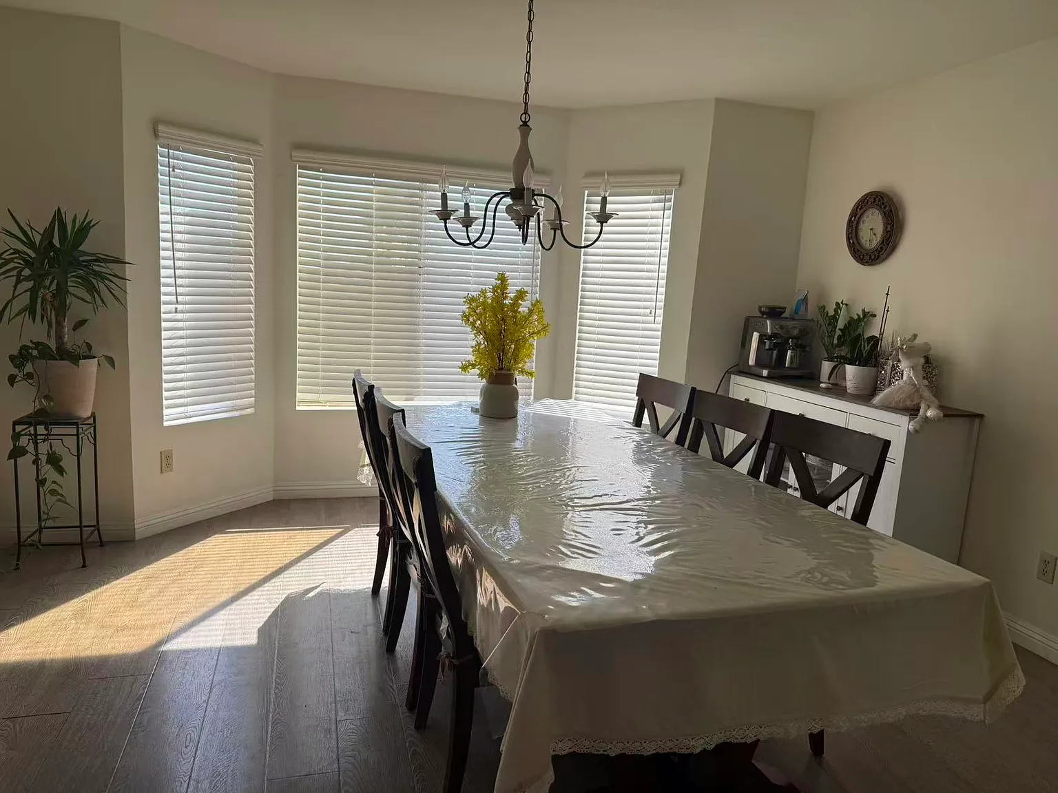 4 bed, 2.5 bath, 2647 sqft, $4,600 — Photo 2