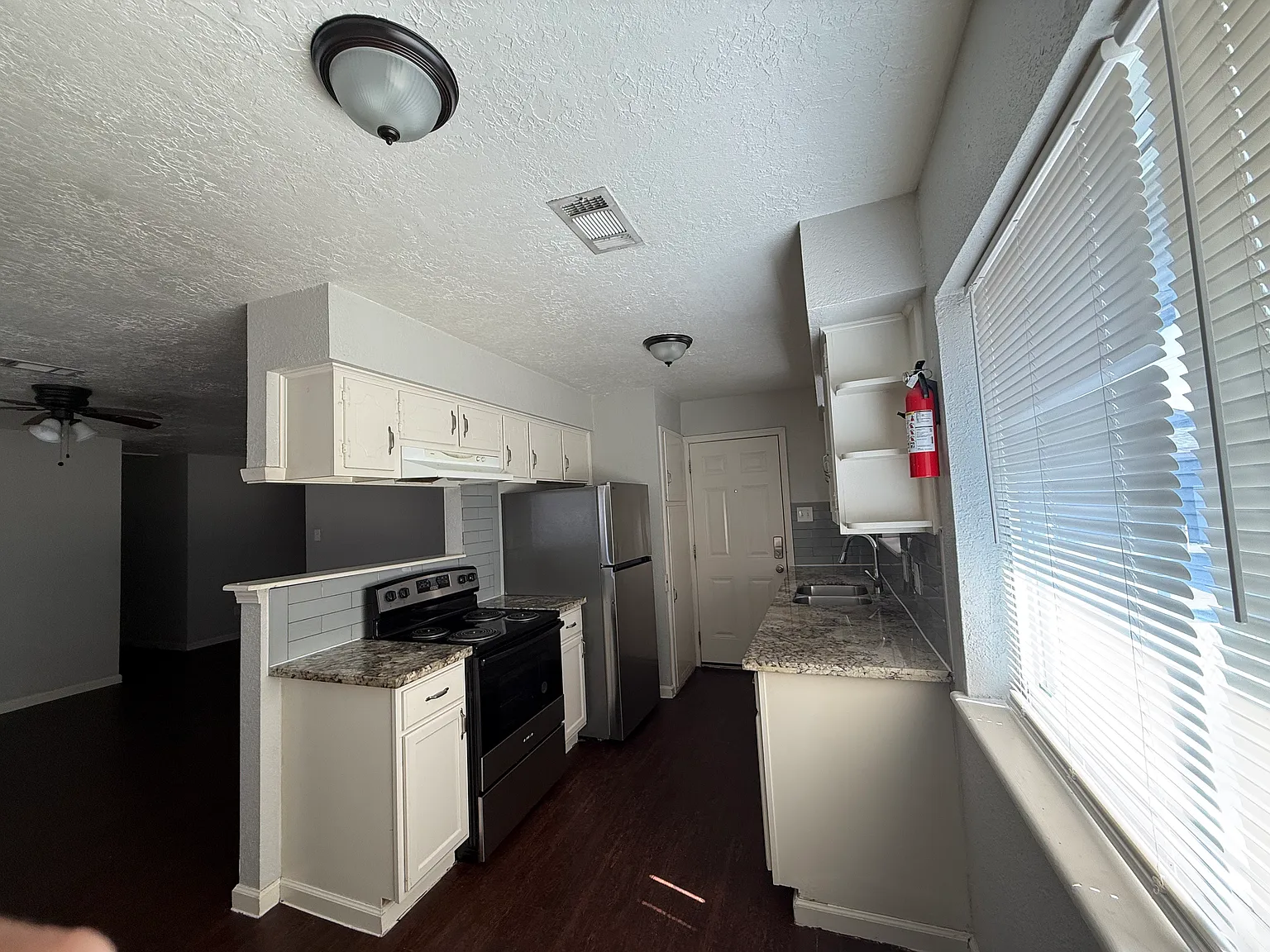 3 bed, 1.5 bath, 1300 sqft, $1,500 — Photo 1