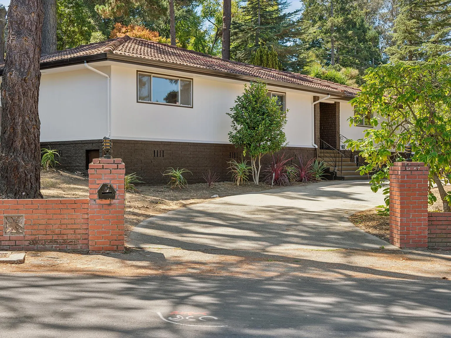 11201 Elvessa St — Photo 2