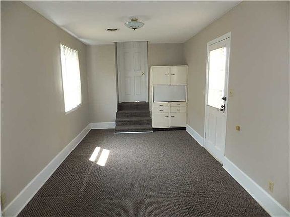 5th image of 213 W 2nd St